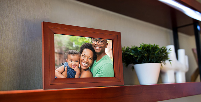 Wifi picture frame 7 inch in kitchen slideshow happy family photos