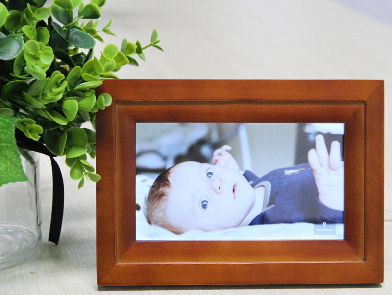 7 inch Hdgenius wifi digital photo frame wood display baby boy on the table